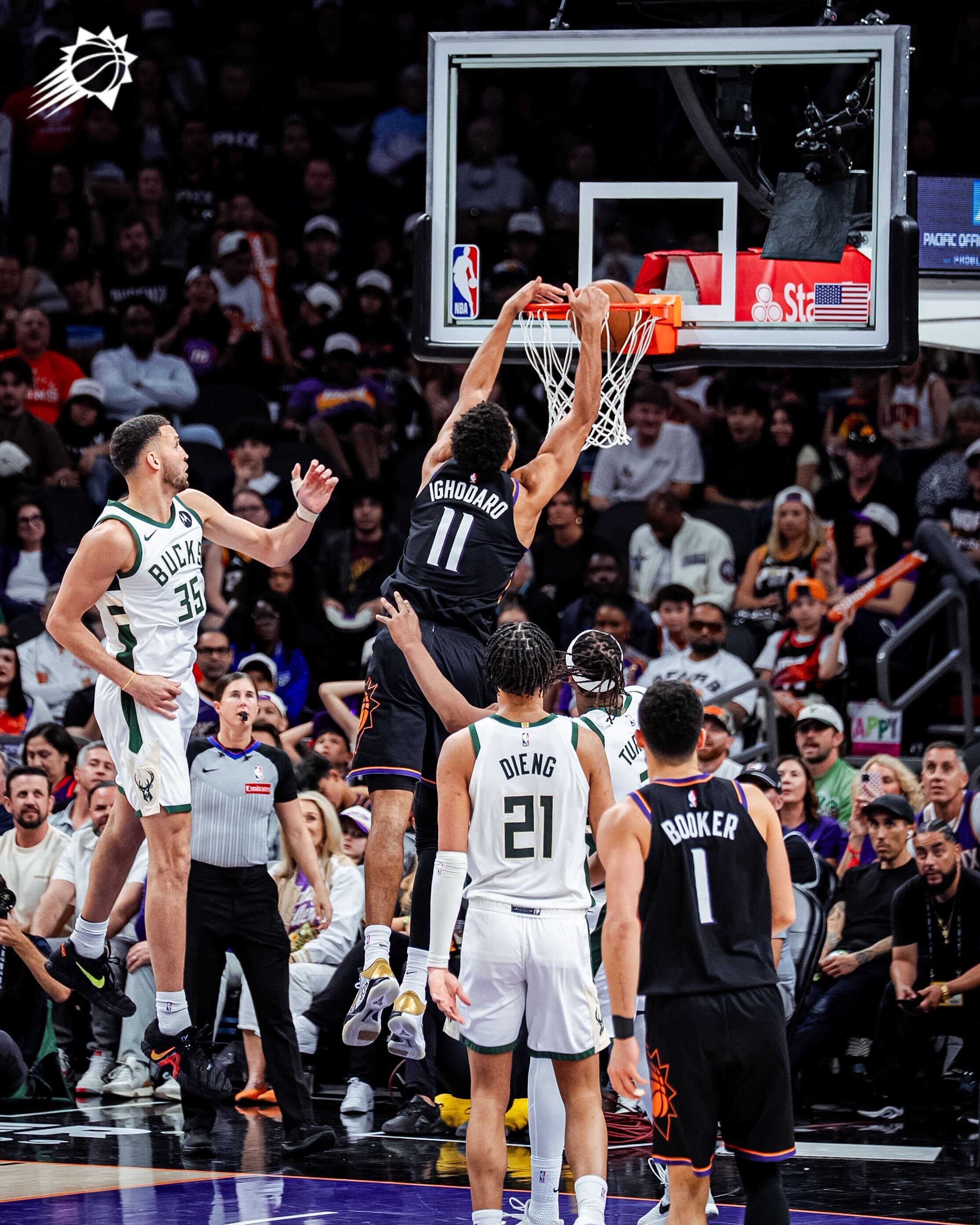 布克 ➡️ OSO 双手暴扣！！目前比分 97-97菲尼克斯太阳 ｜旭日东升 ｜