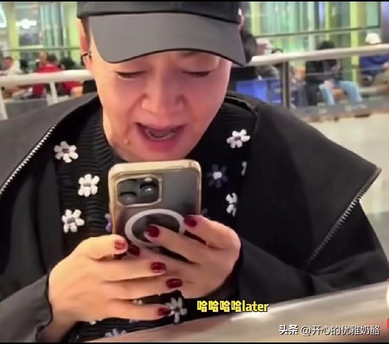 宋丹丹看到孙子来接机，开心的大喊大叫。
宋丹丹的儿媳太贴心，带两个儿子还有大束鲜