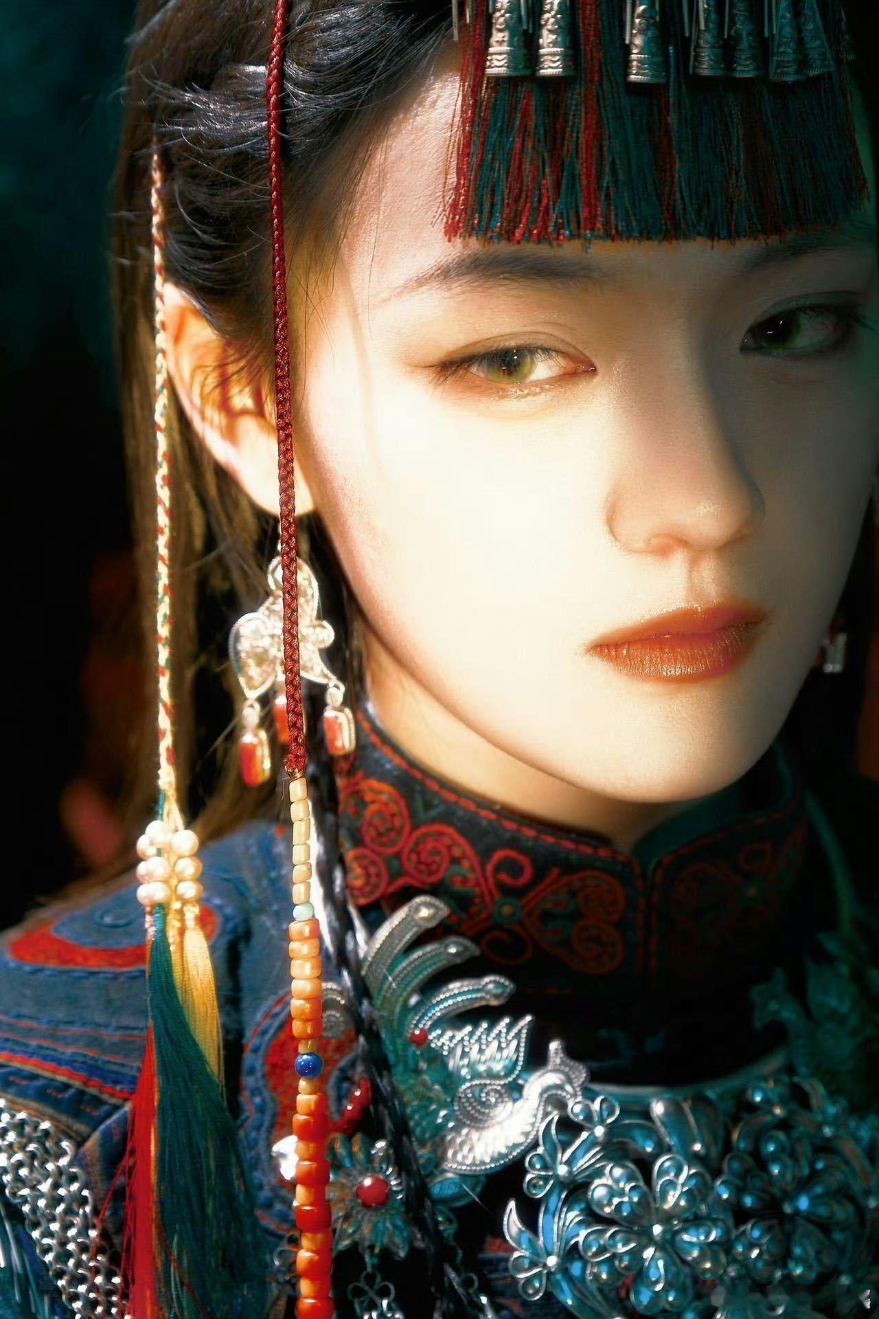 文淇[超话]  文淇蓝瞳  夏弃疾也拍了文淇，还原异人之下陈朵妆造，她的脸像被精