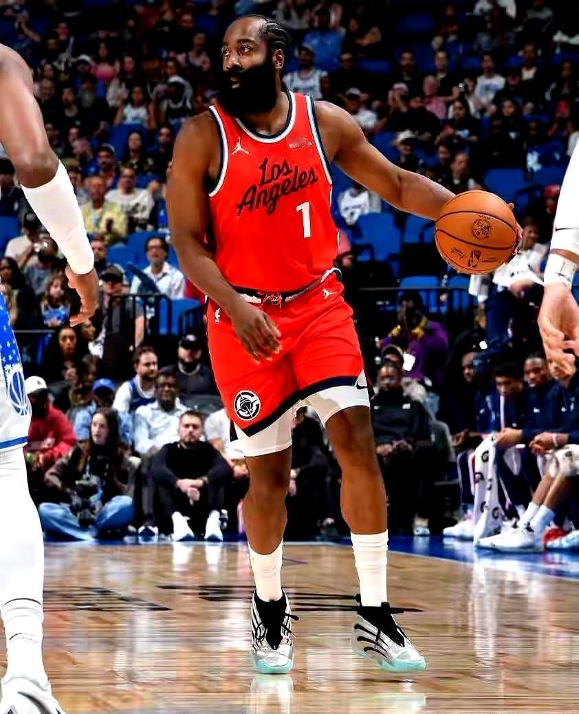 跟哈登打球，中锋的数据和合同都能起飞。

火箭队的卡佩拉就是最好的例子。18-1