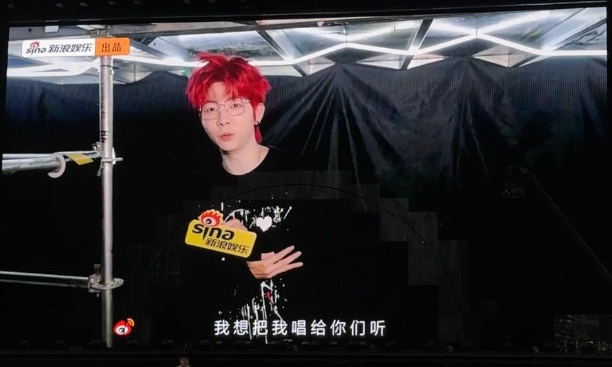 新浪给胡夏做的vcr胡夏演唱会开场小片是新浪娱乐出品 天呐没想到胡夏为了弥补四月