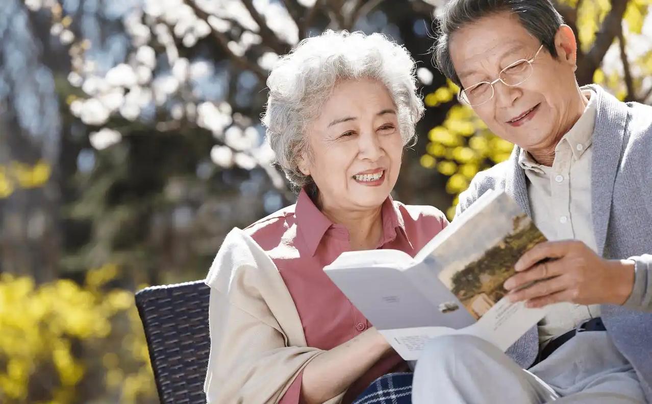 兜里留多少钱才能保障晚年安全感，没有固定答案，受多种因素影响。

有退休金的老人