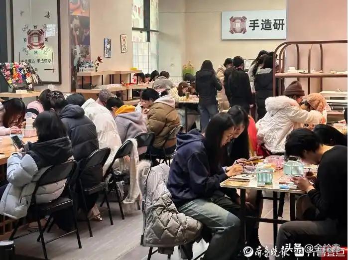 一颗豆子赚40万？年轻人“拼”疯了！这届打工人为何甘愿为“塑料粒”买单？

“拼