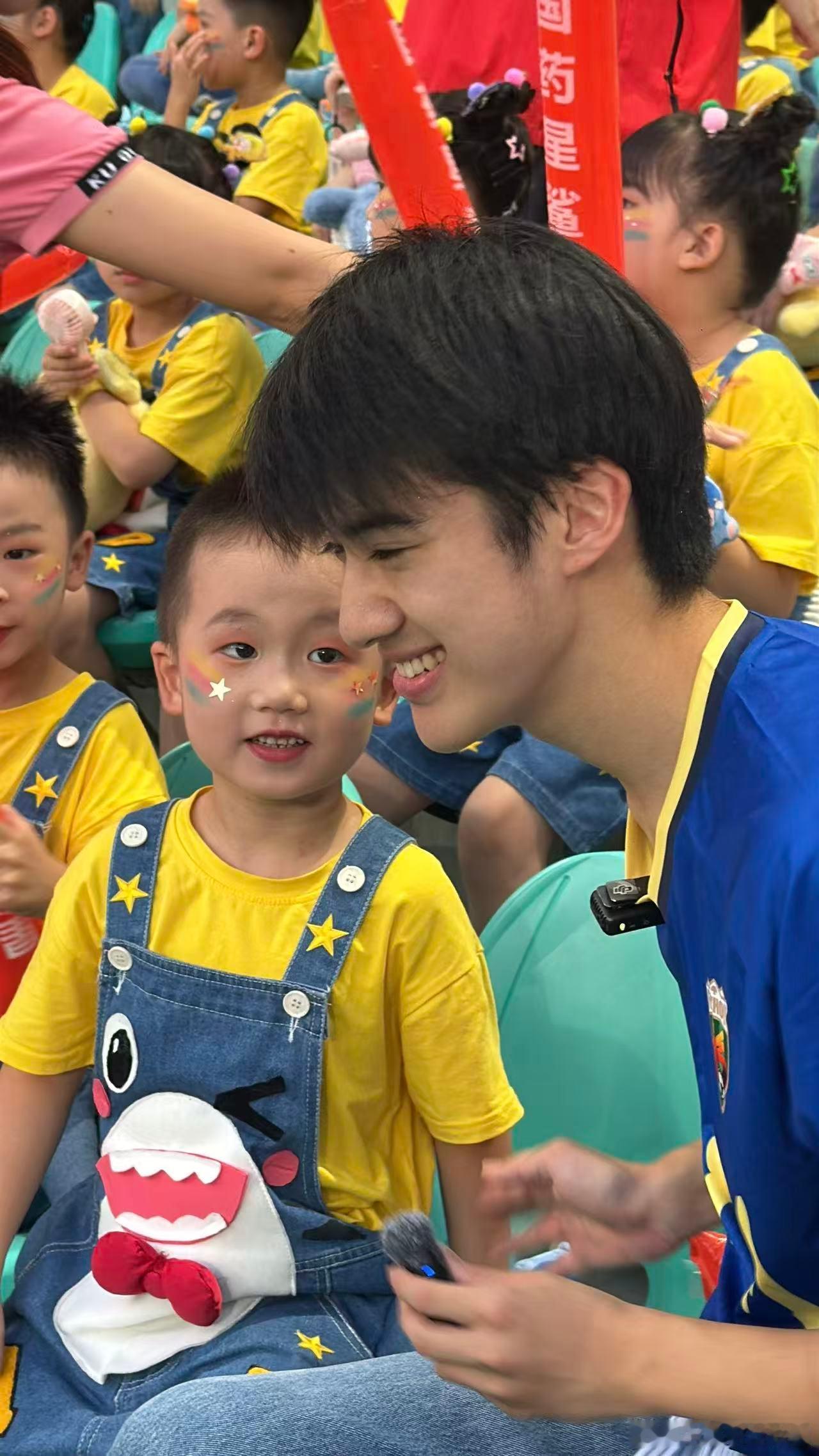 今日份球迷演员已就位福州闽超赛场～穿上主队战袍，跟着萌宝啦啦队扯着嗓子呐喊助威，
