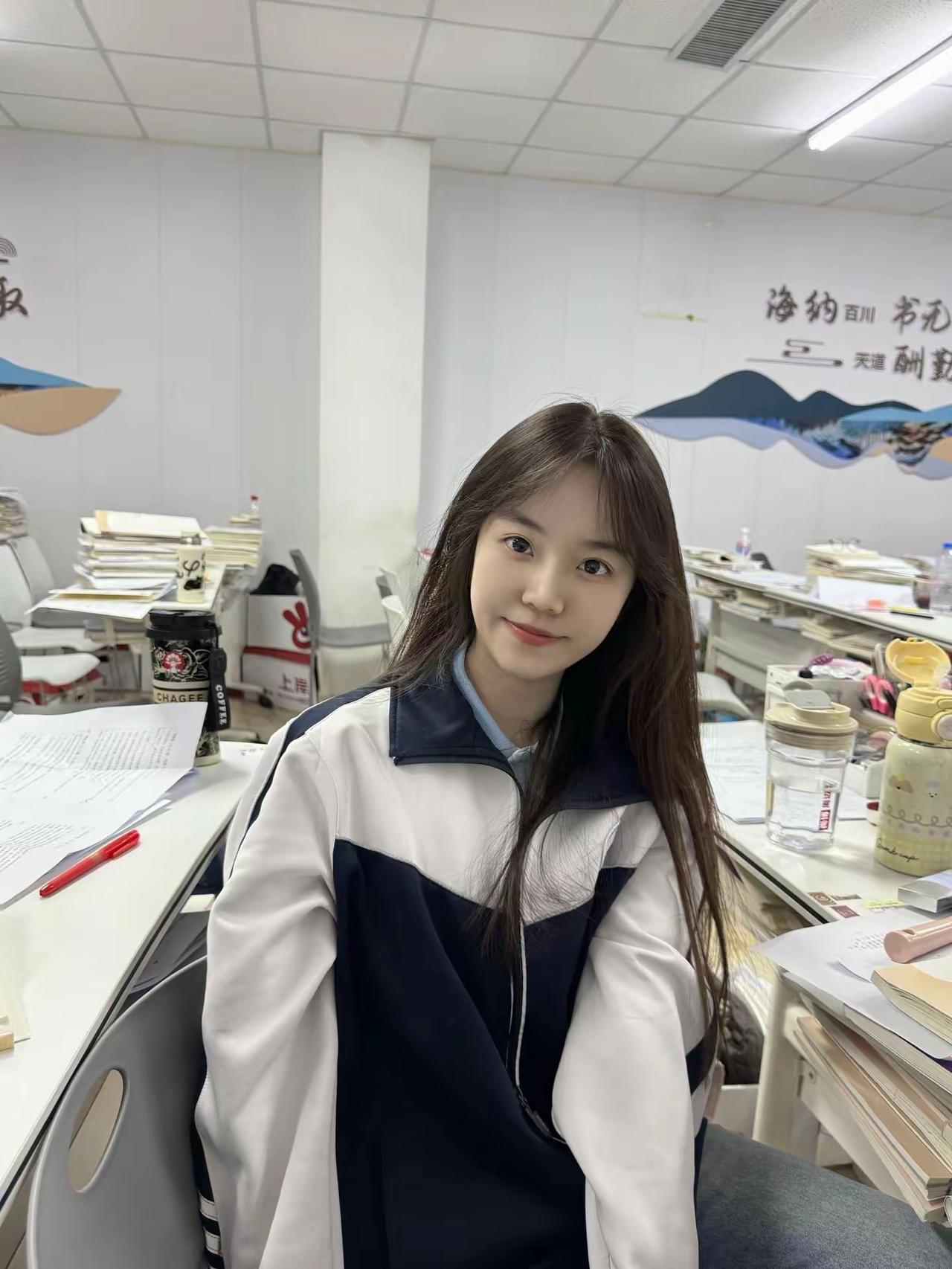 📚 堆成山的试卷和课本里，藏着最鲜活的青春。校服裹着松弛的笑意，原来努力的日子