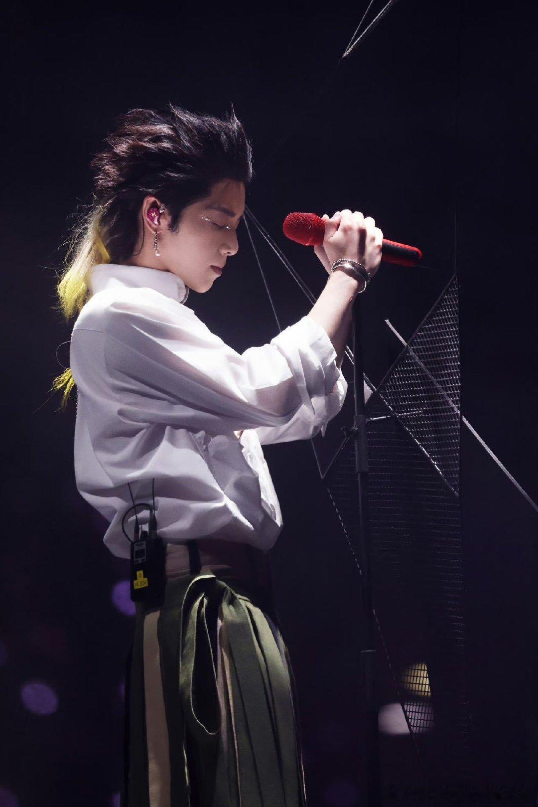 #华晨宇说不要再说我写的歌很难了#华晨宇一直都在尝试做自己，改编和创新了很多歌，