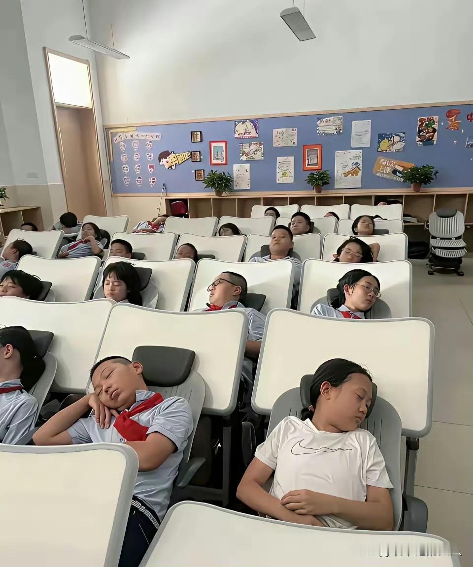 在我看来，孩子们根本不用午休，只要晚上早点睡，早上晚点起，8点半到校，睡眠时间就