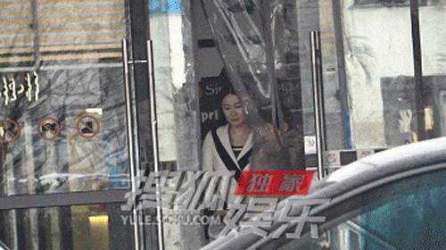 霍思燕带儿子嗯哼逛街，之后两人到医院和杜江汇合路透图 ​​​