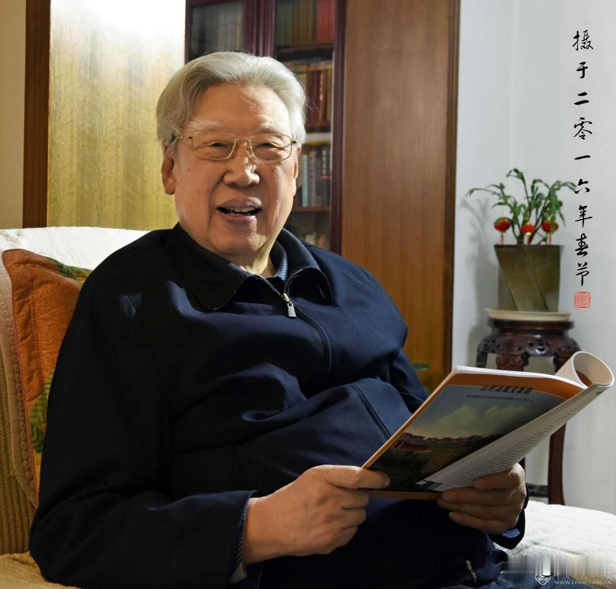 2016年10月，88岁的红旗渠缔造者杨贵，在儿子的搀扶下重回林州。这位用半生心