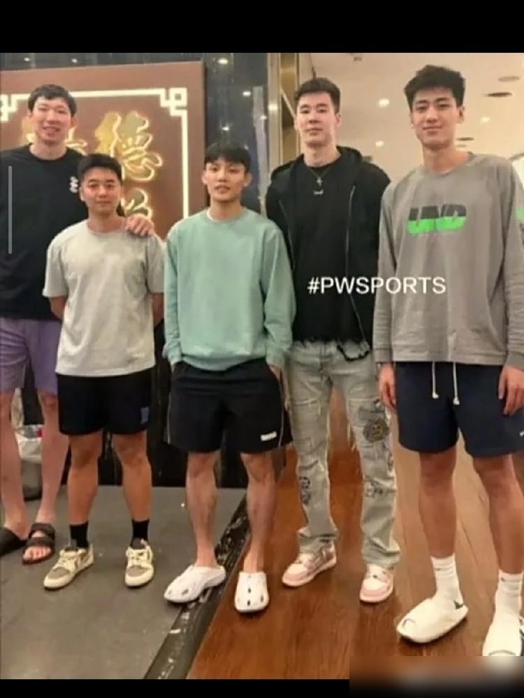CBA本土得分王，郭昊文。
官宣加盟NBA国王队。

听上去，光宗耀祖。

合同