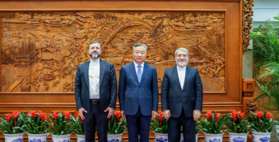 在京谈妥了，中方送走伊高官，地下兵工厂曝光，穆杰塔巴亮出王牌
 
在北京与伊朗副
