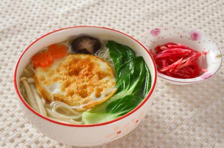 “成长就是，从前我难过的时候，油盐不进，茶饭不思，现在能一边流泪一边去厨房给自己