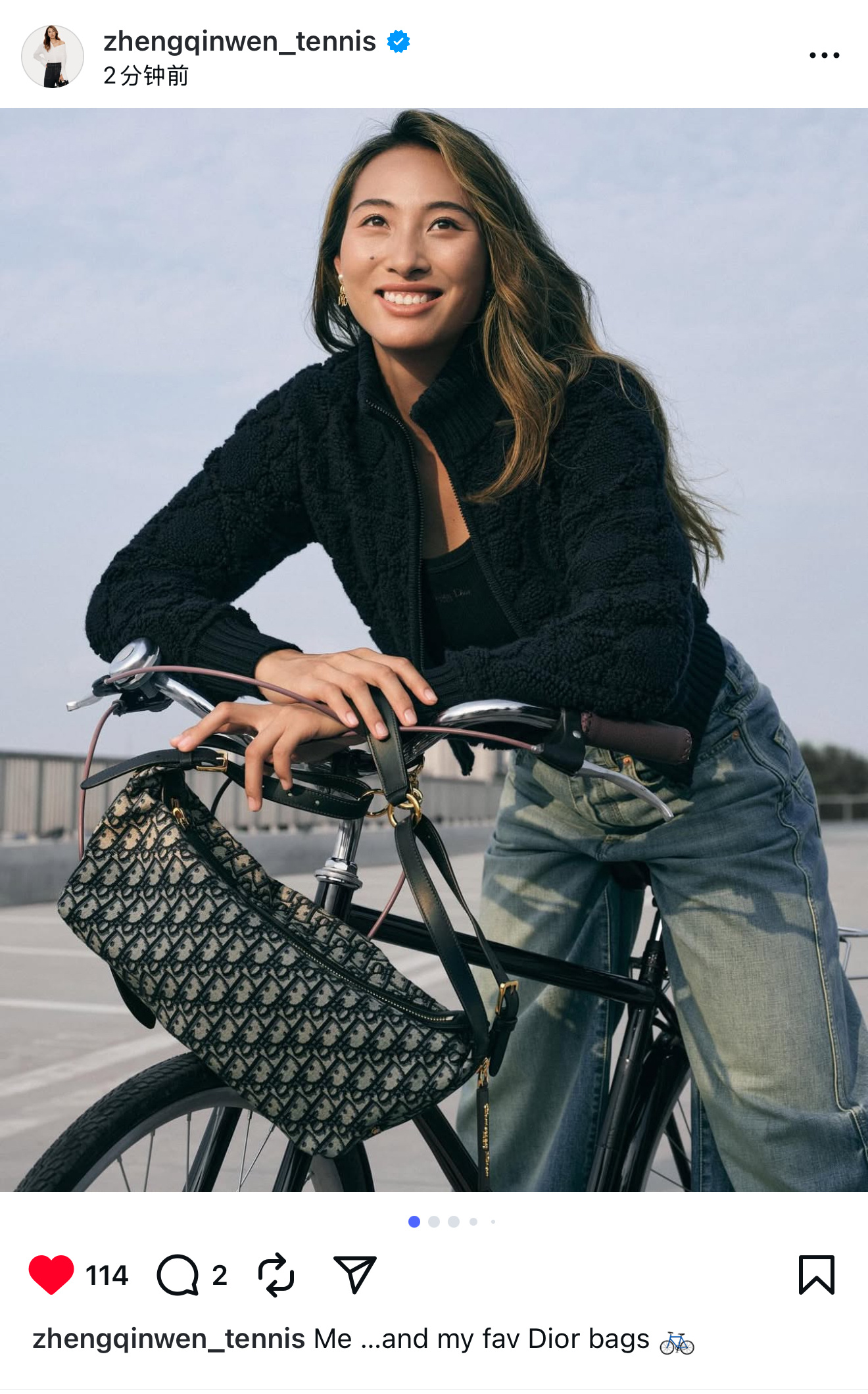 郑钦文ins社媒更新帖子：我和我最爱的包包🚲看来我文也喜欢灿烂的笑的这张，放在