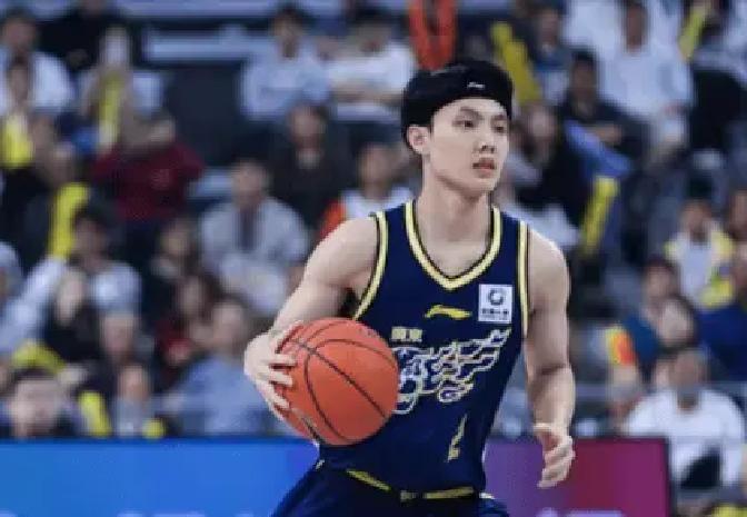 最近广东男篮势头正猛，一波四连胜让球迷们看到了希望。要说这背后的关键人物，非徐杰