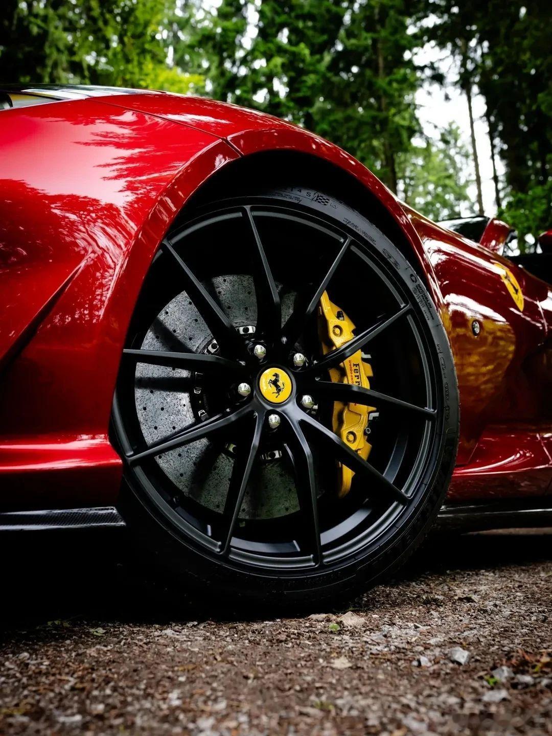 烈焰红焰，跃马新生！法拉利812 GTS，敞篷疾驰，尽释V12狂野灵魂。疾风掠过