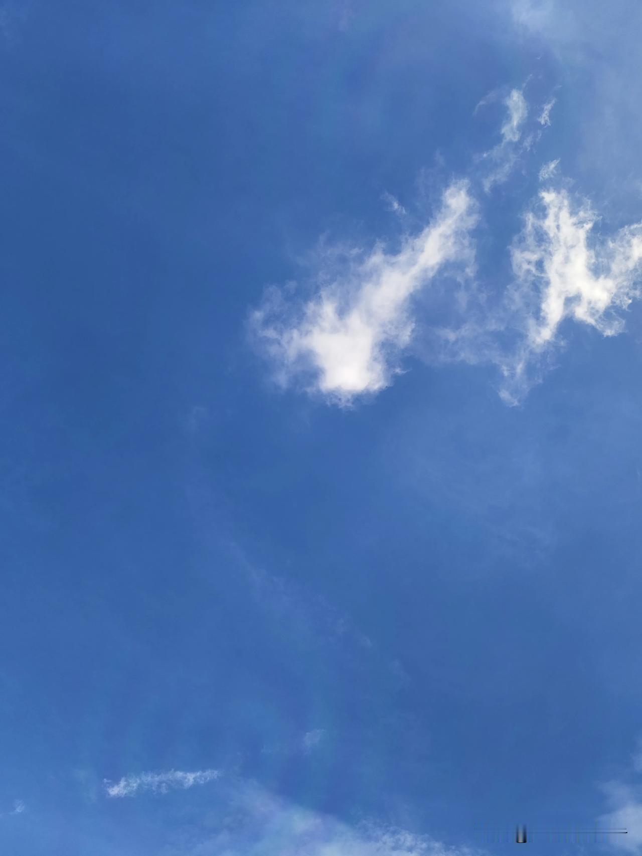 傍晚站在户外随手抬头拍了两张天空。
当下气温差不多二十八度，不算燥热。
今天的天