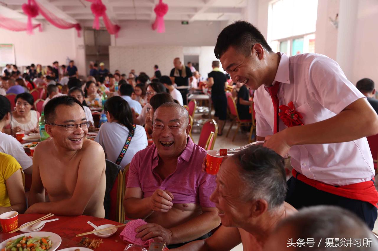 昨天去参加单位里一个老领导儿子的婚宴，嘻嘻哈哈好不热闹。
领导带着儿子轮着桌敬酒