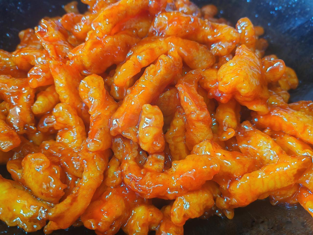 里脊切成均匀的条，参照小拇指粗细。加盐和胡椒粉腌制片刻，有一点底口即可。
一把淀