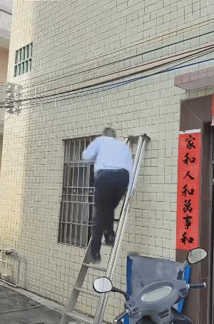 电:他这是要和我比谁的速度快哟！
他手中拿的是下地割草的镰刀，不是作业工具。
上