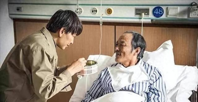 2021年正式施行的《民法典》将“意定监护”制度法典化，允许成年人在清醒时跨越血