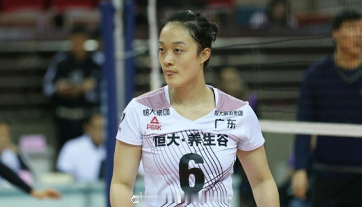 郁佳睿本场比赛被认命为广东女排的主教练（昨天开始就是主教练了），不知发生了什么。