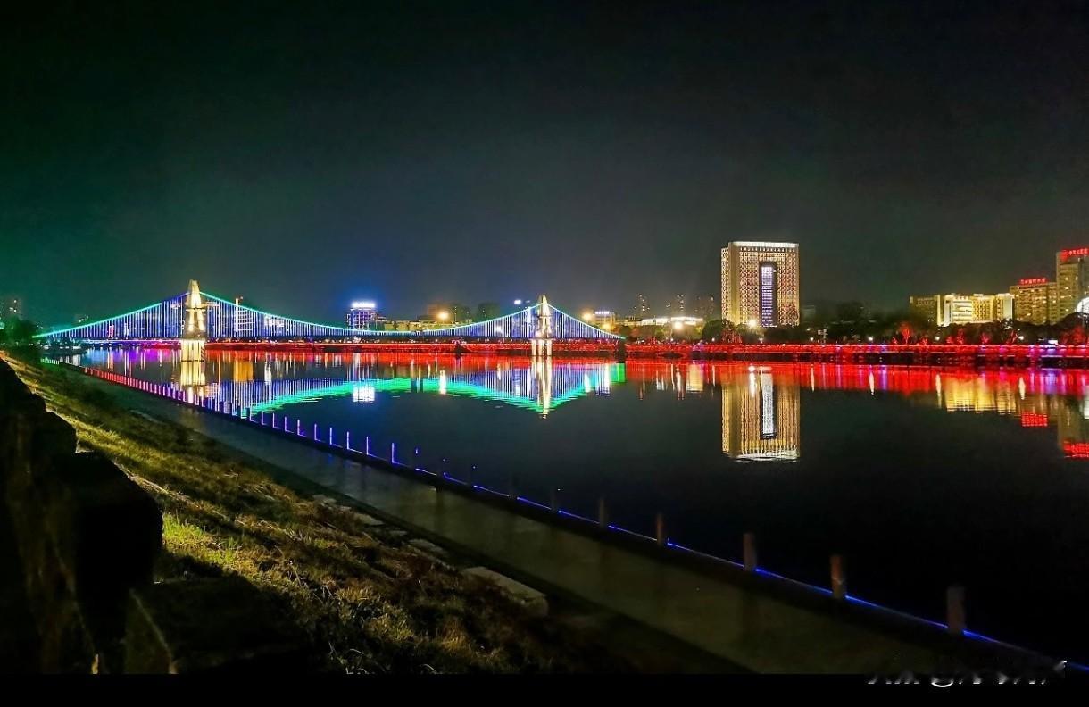 七律·徽州古城
（题记：汤显祖有诗说，一生痴绝处，无梦到徽州。宿歙县，冒雨夜游徽