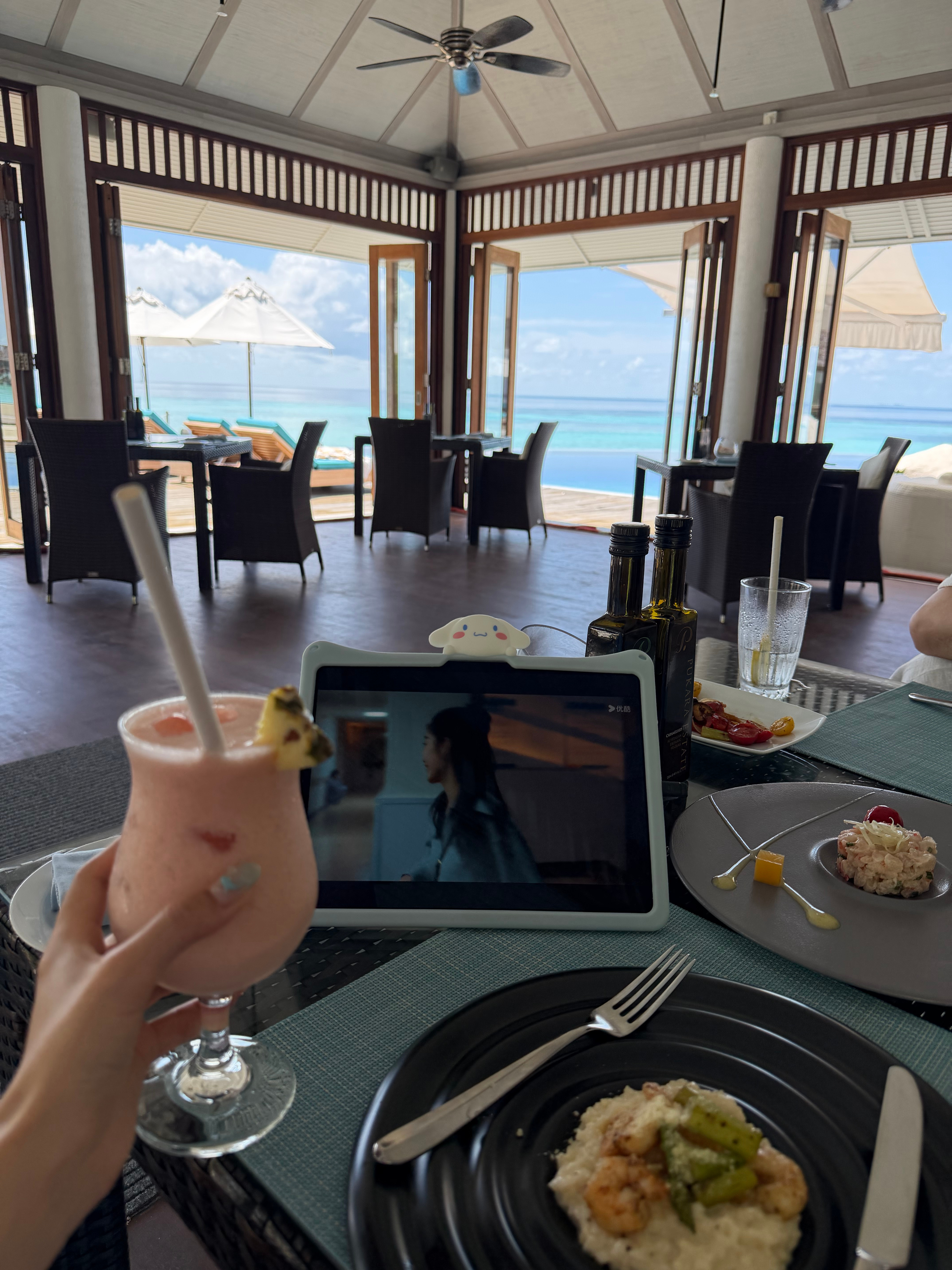 每天就这样一边吃饭一边追剧🏖️ ​​​
