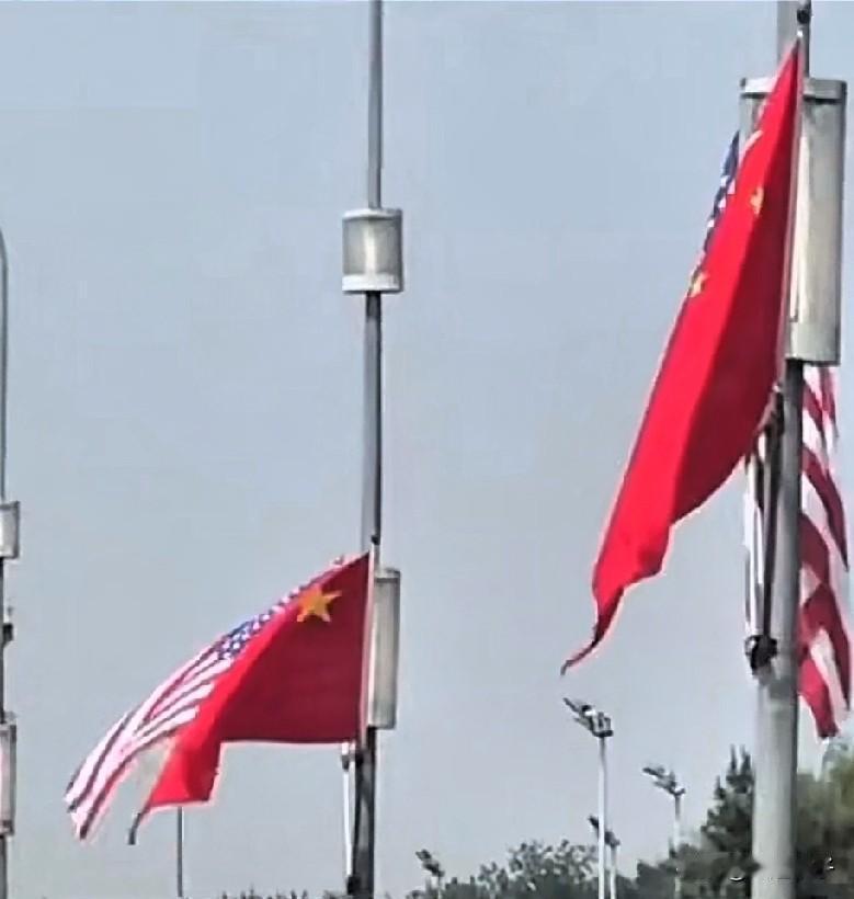 美国总统特朗普来中国了！“空军一号”降临了！
北京机场高速公路附近挂起中美两国国