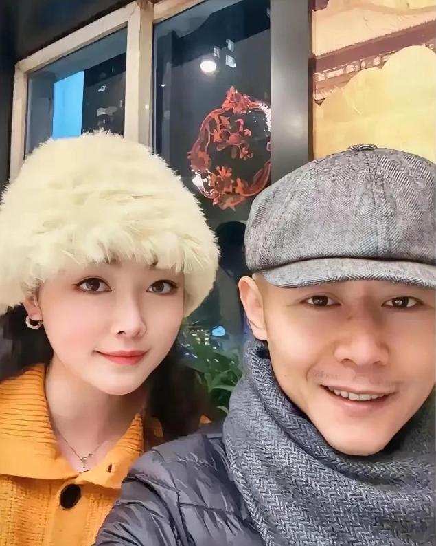 45 岁的大冰在直播中首度承认拥有恋情，打破外界多年给他贴上的独身标签。去年他还