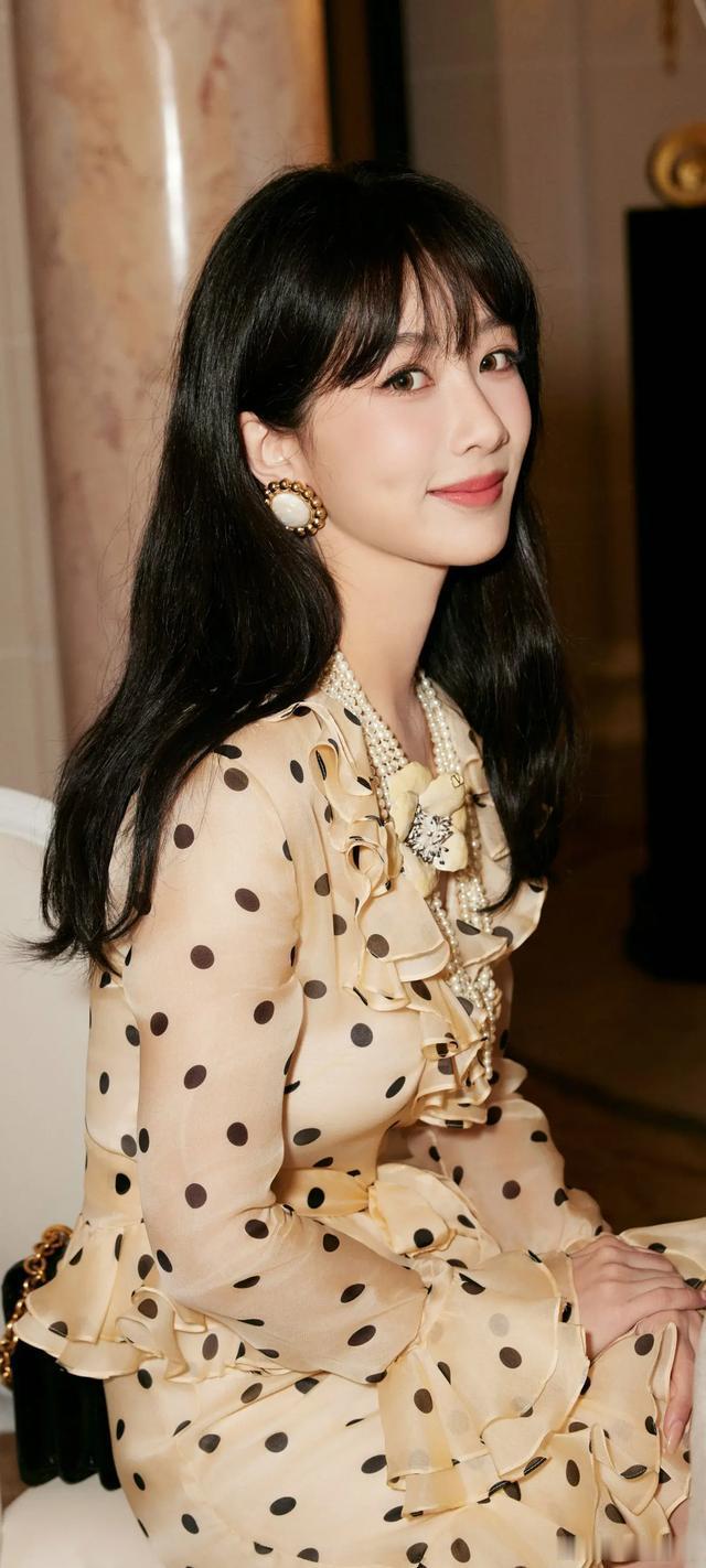 杨紫是这一届金鹰视后的大热人选。网上传出消息，《家有儿女》姥姥的扮演者孙桂田，收