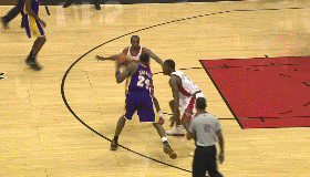 两个人贴身防守都对科比的后仰跳投没有办法！科比摇手指，说你们挡不住我的！