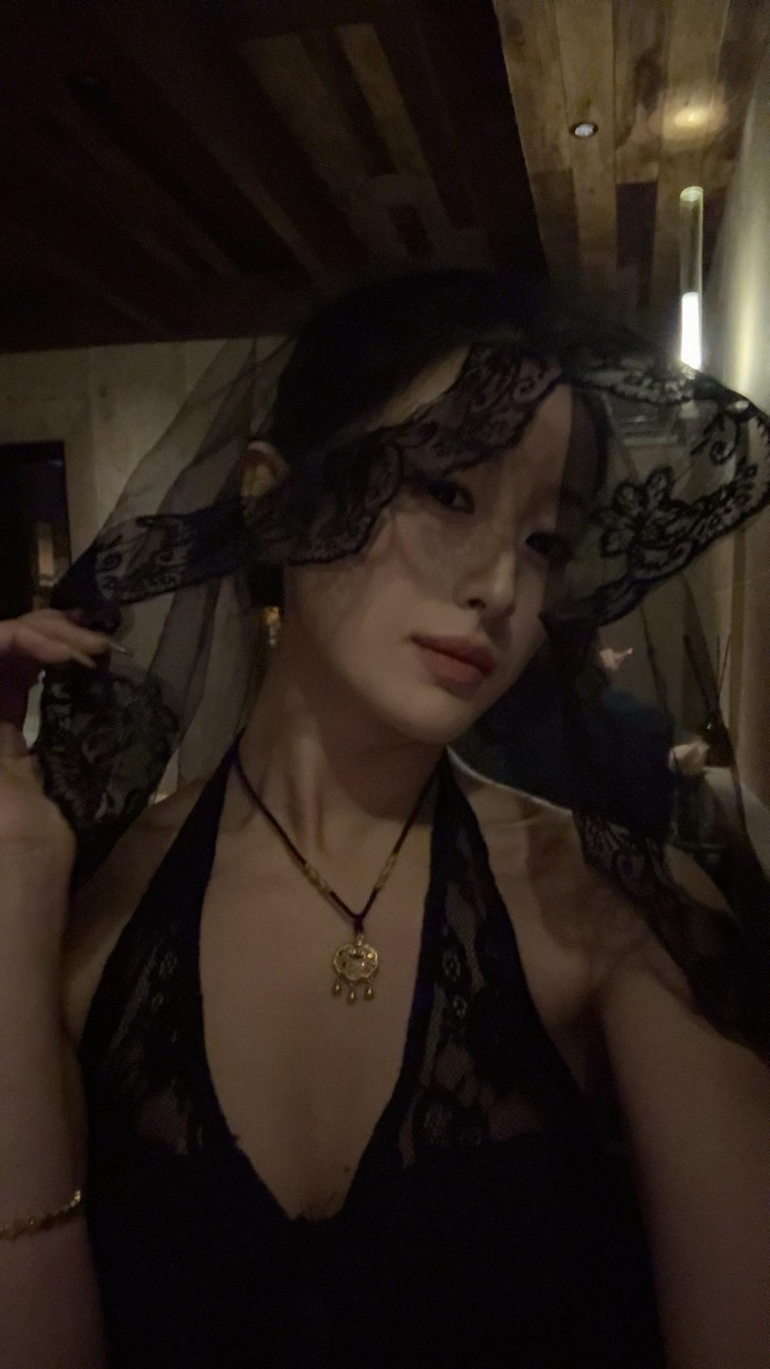 我们这个年纪半夜不可能收到我爱你 而是问你喝不喝