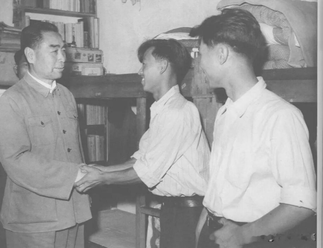 【周总理历史上的今天——6月23日】
1962年6月23日，​周恩来总理在延边农