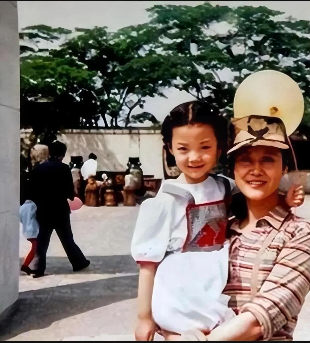 80年代，一对母子留下了这张合影，有谁认识她们吗？令人想不到的是，若干年后她们都