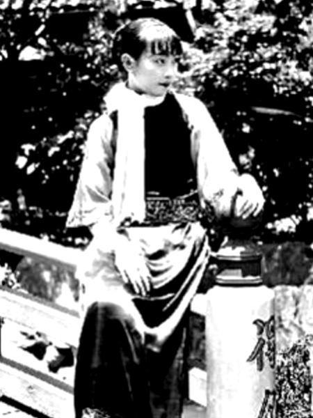 1940年深更半夜，民国绝色名媛郑苹如被悄然押往一处荒林。
行刑特务贪恋其美貌，