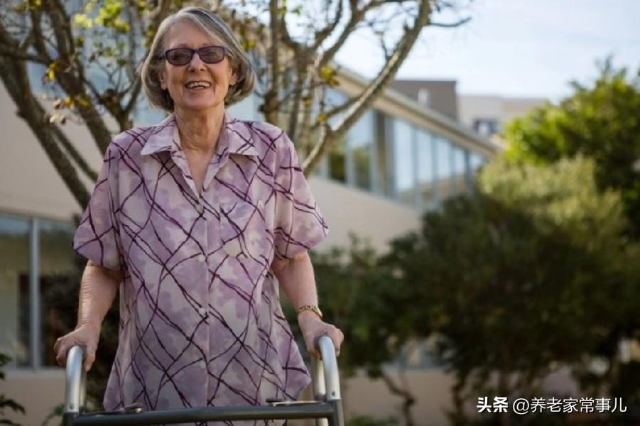 我们小区里，64 岁的张大妈住进了养老院。

张大妈早年丧夫，有一个女儿也断绝了