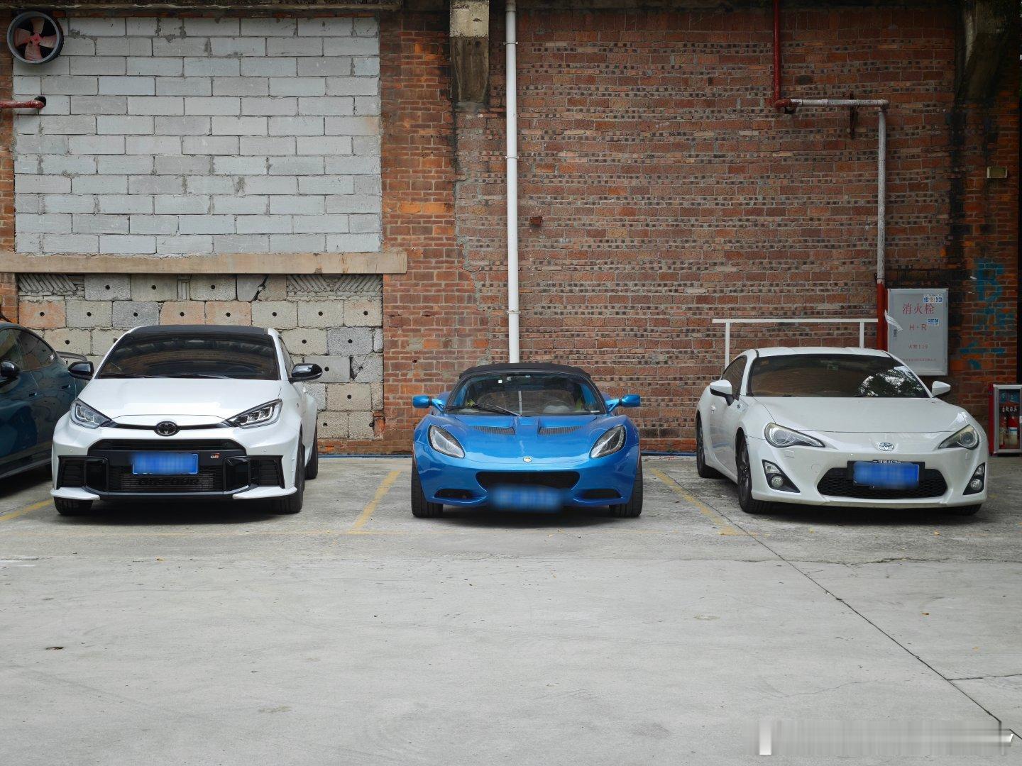 很多时候大家都把莲花放大车旁边看看有多小，但把它放两台大家心目中的小车旁边其实更