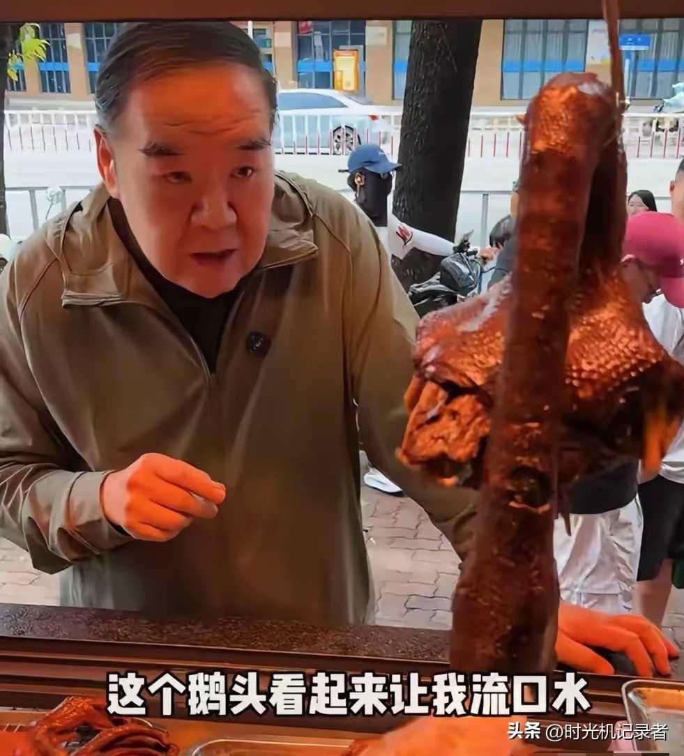 这是宰客吗？潮汕一个鹅头一千多，这鹅是黄金做的啊！
郑则仕买鹅头想着买三个，结果