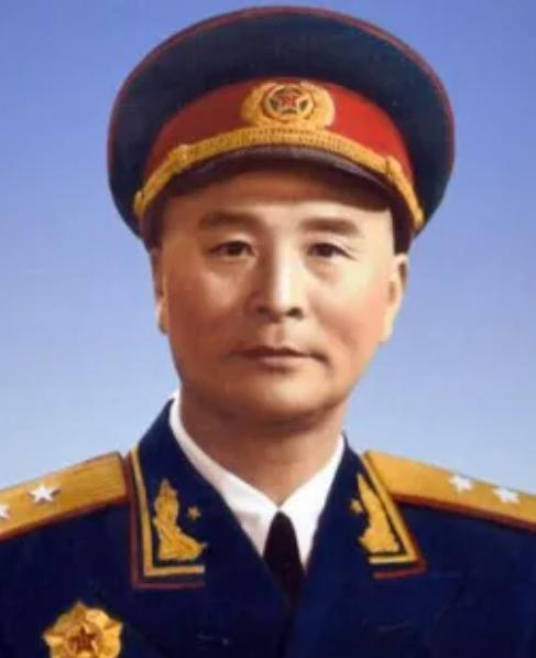 1936年，一位老大娘上山采野果。突然发现一大群苍蝇，在草丛上“嗡嗡嗡”盘旋，她