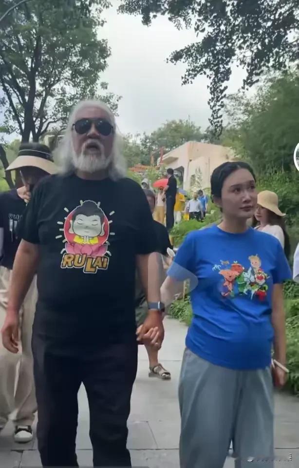 七十三岁的张纪中还在为中国生育政策做贡献，
真是老当益壮，不管是第几胎，多多益善