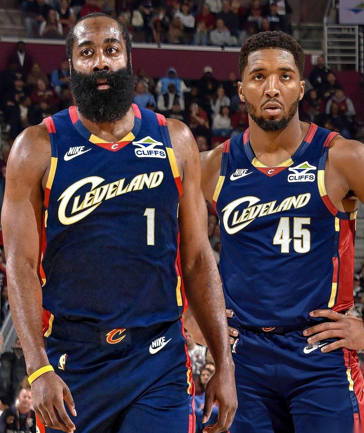 剧本反转了。
所有人都以为是哈登闹着要走，是他在逼宫快船。结果交易完成，他对着镜