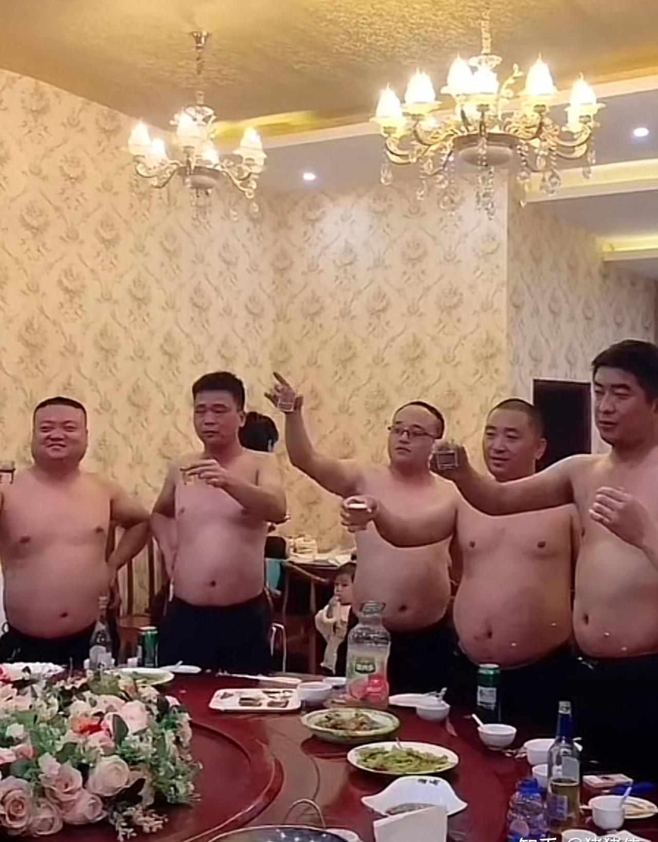 有人问为什么很多小姑娘喜欢大叔，
其实小姑娘也不瞎，
就算喜欢大叔，
也是喜欢像