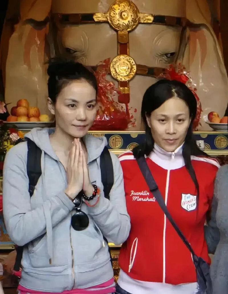 窦靖童连王菲的那英都继承了 王菲不营业没关系，女儿替她出战。窦靖童跟那英同台，梦