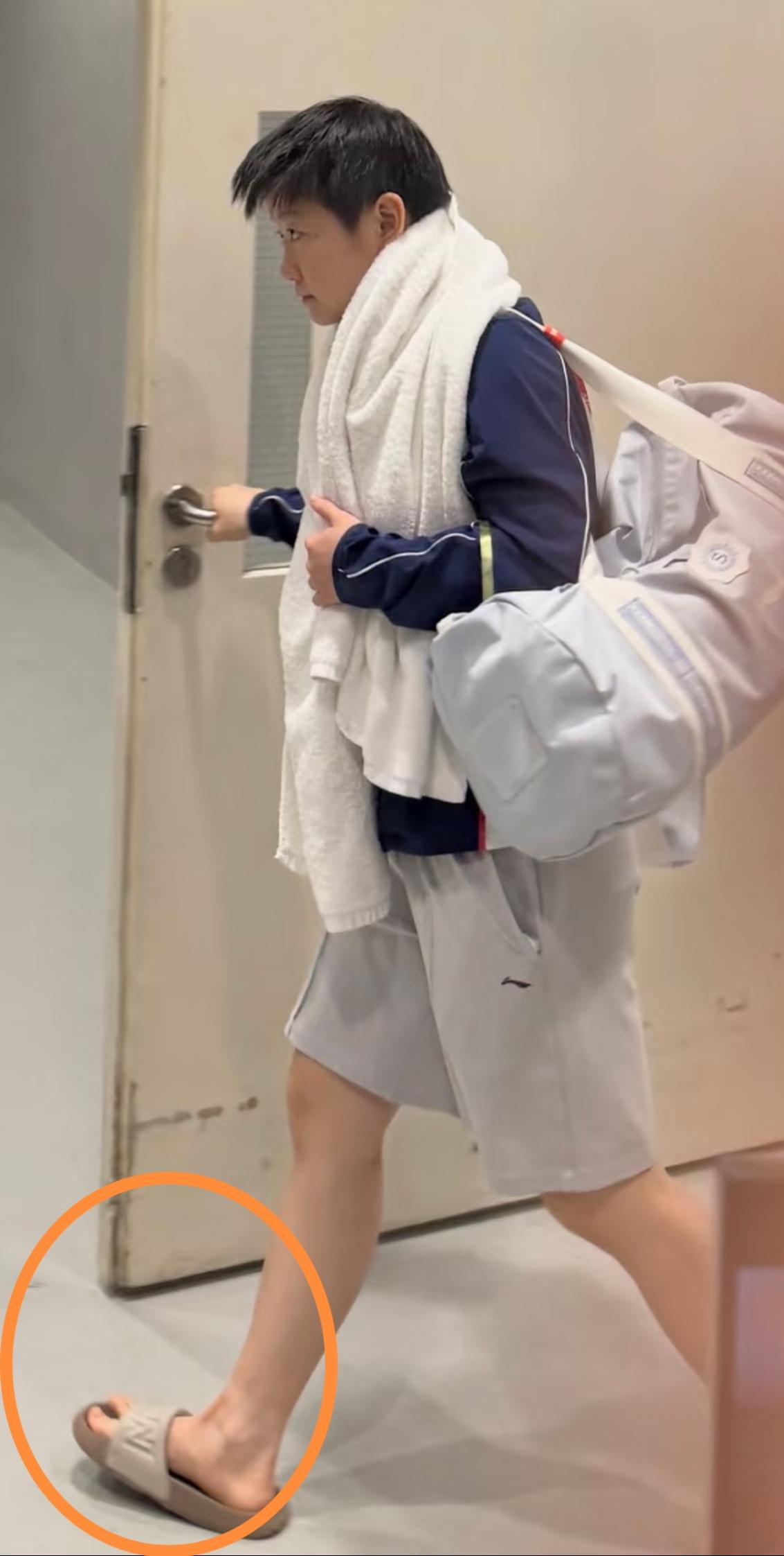 孙颖莎提醒萨马拉用鹰眼挑战，我不惊叹。

萨马拉的小眼神爱上了孙颖莎，我也不惊叹