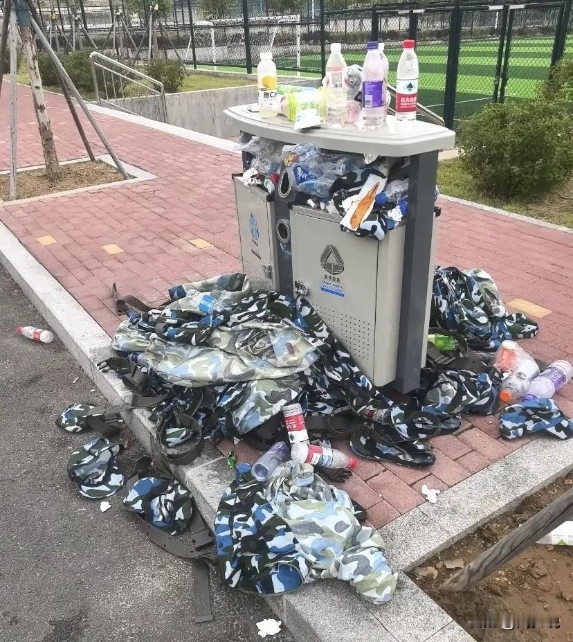 “惊！”有网友爆料，“军训结束后，很多衣服被扔进了垃圾桶，觉得这是资源极大的浪费