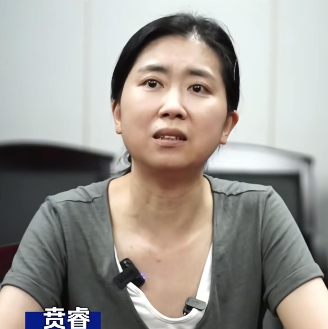 都说院士的晚年该是受人照料，可87岁的贲德，却系着围裙成了家里的“大厨”。
他一