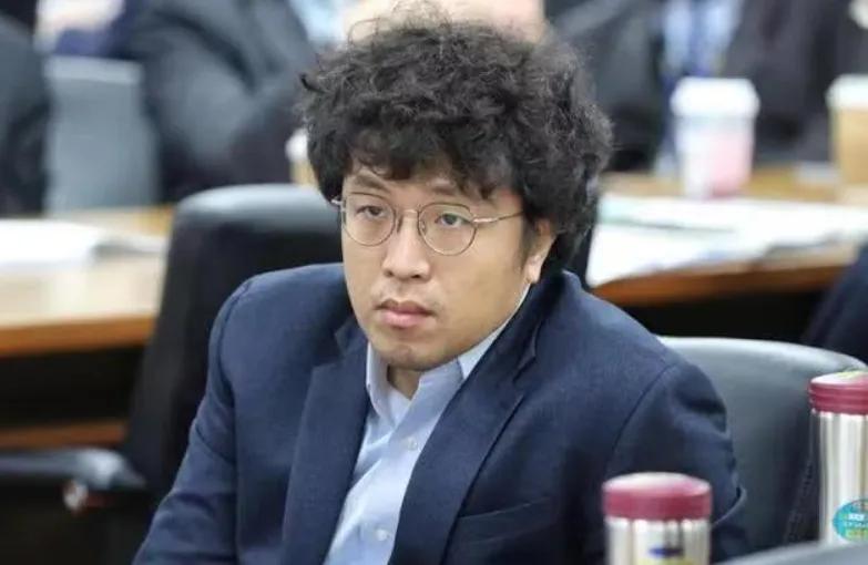 顽固台独分子沈伯洋被大陆警方以分裂国家罪立案侦查，即将下台的国民党主席朱立伦还在