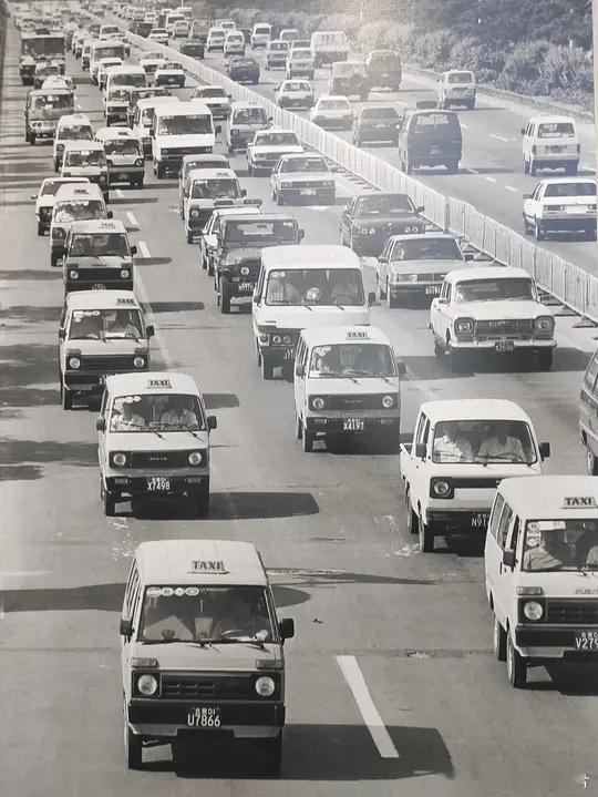 1990年代北京街头的出租车（又称“面的”），图中大多使用的车型为『天津大发』，