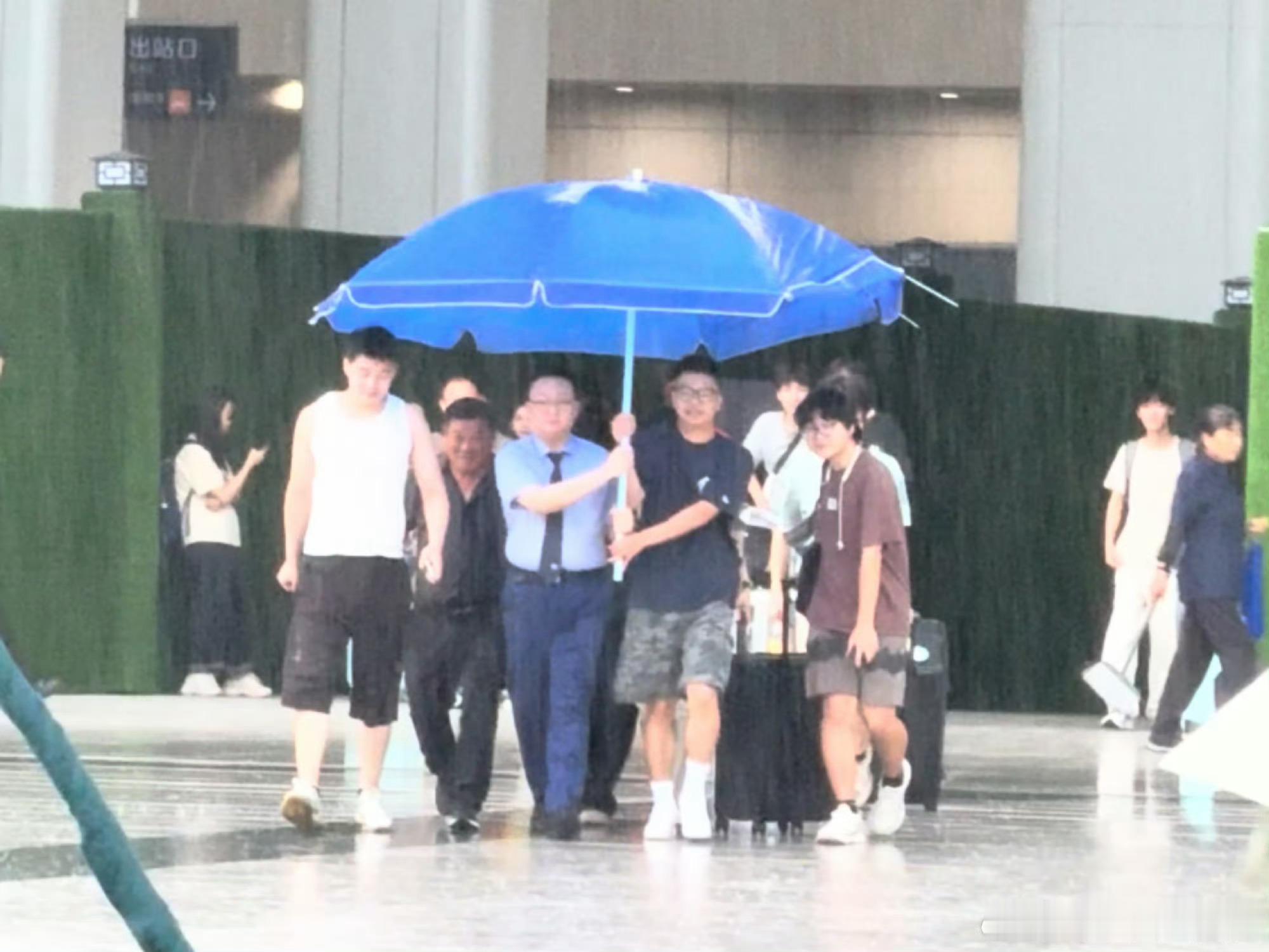【合肥轨道护航雨天出行 】今日中午时分，合肥突遇短时强降雨天气，城区多地雨势急促