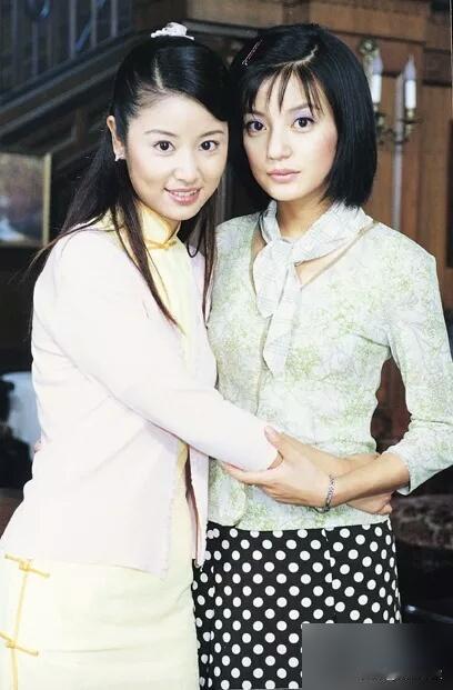 这届大家的脑洞，我是真服气。
硬生生把一部哭哭啼啼的情深深雨濛濛，给盘成了悬疑